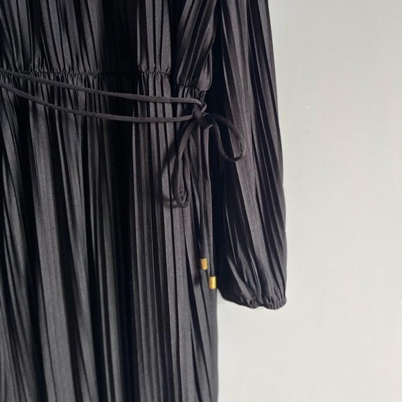 H&M pleated dress with drawstring  . Size US  L - Picture 5 of 6